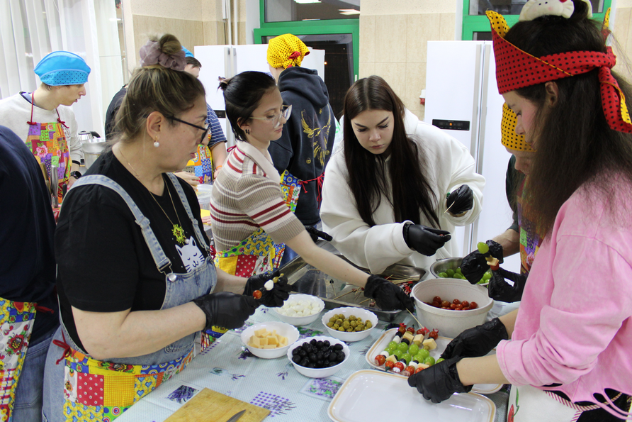 Девушки готовят канапе на шпажках
